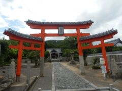 旧讃岐鉄道岩屋架道橋から東へ約6km移動，坂出市西庄町の白峰宮に．
1164年保元の乱で配流された崇徳天皇を祀り創建され，崇徳天皇社と呼ばれた．
明治の神仏分離の際に崇徳天皇の御霊が京都に戻り，天照大神を祀る白峰宮となる．
境内拝観自由，駐車場あり．
写真は三ツ鳥居．