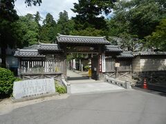 神谷神社から東方白峯山へ上る．約8km走り，四国88箇所霊場81番札所白峯寺に．
815年空海により創建，平安末には崇徳天皇の陵墓が造られている．
山号は綾松山．本尊千手観音の真言宗寺院．
所在地坂出市青海町．
境内拝観自由，駐車場あり(7時～17時)．
堂宇12棟が訪問の2週ほど前に国の重要文化財に指定(告示)されたところであった．
写真は山門，七棟門とも呼ばれる．木造高麗門，左右袖塀付，本瓦葺，国重文の附指定．