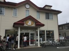 盛岡人のソウルフード、福田パンにやって来ました。ここでパンを買って列車で食べましょう。