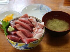 せっかくここまで来たので、大間崎のマグロをどんぶりで。 
マグロどっさりで２５００円。 
安いのか高いのか、よくわからないけど、味は良かったです。 
もっとも、マグロの季節は８月からなので、本来の味ではないのでしょう。 