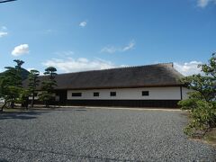 根香寺を後にし，五色台を下り12㎞ほど走り小比賀家住宅に．
江戸時代の庄屋の住宅である．
写真は午門，江戸後期の建造，木造長屋門，寄棟造，茅葺，東面及び北面庇(本瓦葺)付，国重要文化財．
宅内には他に主屋，土蔵，米蔵が国重要文化財．
毎月第3日曜のみ有料公開の現役住宅のため，午門以外は見ることができなかった．
所在地高松市御厩町．