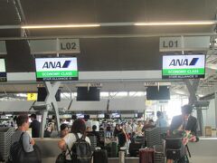 ホテルからタクシーで空港へ。
ホテルの方に普通のタクシーなら５００B、大型タクシーだと８００Bと言われました。私たちは４人で荷物も多いので大型をお願いしました。
高速代、空港税、すべて込みの値段です。
渋滞もなくあっという間に空港着。春に妹たちがホテルからタクシー乗ったときは
ホテルから言われた値段よりも高く取られて最後に嫌な思いをしてしまったと聞いていたのでちょっと不安に思っていましたが、とても感じの良い運転手さんでそんなトラブルもなく到着。プラスでチップを渡したらチップも込みで８００Bのつもりだったのか運転手さんがとても喜んでくれました。