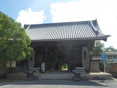 旅館いしやから東へ300mほど，四国88箇所霊場86番札所志度寺に．
まずは山門にあたる仁王門．
1670年頃の建造，三間一戸八脚門，切妻造，本瓦葺，国重要文化財．