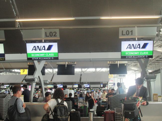 ホテルからタクシーで空港へ。<br />ホテルの方に普通のタクシーなら５００B、大型タクシーだと８００Bと言われました。私たちは４人で荷物も多いので大型をお願いしました。<br />高速代、空港税、すべて込みの値段です。<br />渋滞もなくあっという間に空港着。春に妹たちがホテルからタクシー乗ったときは<br />ホテルから言われた値段よりも高く取られて最後に嫌な思いをしてしまったと聞いていたのでちょっと不安に思っていましたが、とても感じの良い運転手さんでそんなトラブルもなく到着。プラスでチップを渡したらチップも込みで８００Bのつもりだったのか運転手さんがとても喜んでくれました。