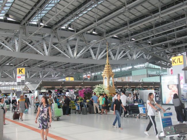 チェックインもすんなり終わり、最後の目的はタイミルクティを飲むこと！<br />滞在中に飲みたかったけどチャンスなく、きっと空港で飲めるだろうということでインフォメーションで飲めるお店があるか聞きました。