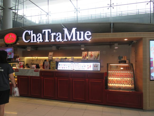 地下１階と２階にある、わかりやすいのは２階、と教えてもらって到着！<br />お～、ここはよくガイドブックでも見るタイティの有名な会社のお店だわ、やっぱり私たちついてるね～、とみんなで大喜び（笑）