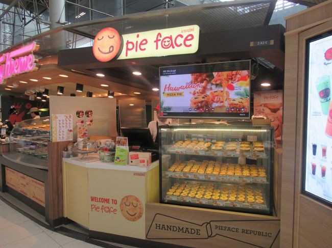 すぐ隣にはオーストラリアの有名なパイのお店。
