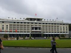 統一会堂外観。
前は南ベトナムの大統領府として
使用されていたそうです。 