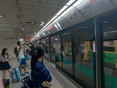 地下鉄で高雄駅まで移動します。
車内は冷房が効いていましたが、
ホームは結構蒸し暑い。