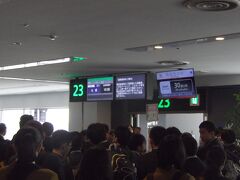07：10定刻通り、成田空港に到着。
ここは日本、入国審査は混雑なしで、ストレスなく通過。

ここから羽田空港行きのエアポートリムジンバスに乗車します。
本当は羽田発の便は、もっと遅い便を予約できれば中華街で昼食でもと思っていたのですが、予約時点で11：30発以降の便は予約できず・・・。

羽田空港で羽田発ＪＡＬ513便11：30発を511便10：30発に変更してもらいました。（もう疲れているし、シャワーを早く浴びたいしで中華街は諦めました）
新千歳空港12：00到着。
次は何時海外旅行へ行けるかな？