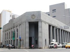 はす向かいには、
元の日本勧業銀行台南支店。
