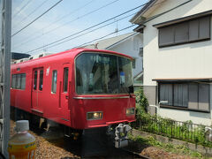 電車はやがて豊川稲荷で有名な豊川へ。ここでは名鉄線と並走します。