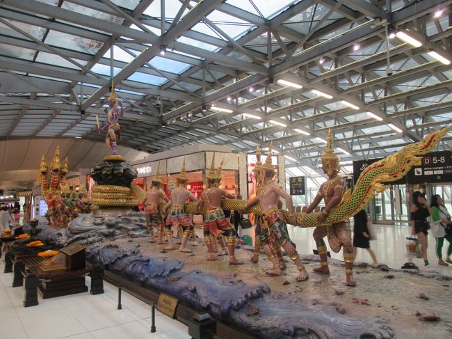 前回バンコクに来たのはスワンナプーム開港直後でした。<br />その時もこれを見た記憶が、、、タイっぽいけど何を表しているのかはわかりません、、、食べてマッサージして、、だけでなくちゃんとタイのことも少しは勉強しないと、ですね。