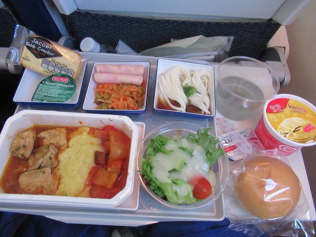 チキンのシチュープロヴァンス風　マッシュポテト添え<br />デザートにアイスが配られました、嬉しい！