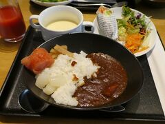 7月12日　1日目

成田空港のサクララウンジで朝食です。
定番のビーフカレーに明太子を添えました。