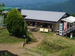 山頂には茶屋が3つありますが営業しているのは清水茶屋だけでした。