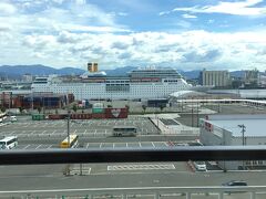 博多港国際ターミナルがらバスで、乗船場所へ移動して、乗船。
部屋から。