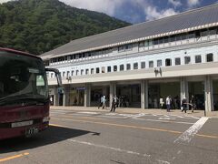 長野でバスに乗り換え、起点となる扇沢に9時半前に到着。
予定より早く着きました。
