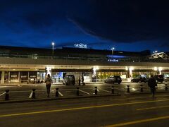 22:10頃、ジュネーブ空港に到着。
フライトは翌朝ですが、都合の良い時間には空港バスしかなかったので、空港を経由して市内中心部に行くことになりました。