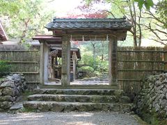 神宮寺は、毎年3月2日に行われる、奈良・東大寺二月堂の「お水送り」の神事として有名なお寺です。
神宮寺の駐車場に停めると、この「参拝口」から境内に入ります。

