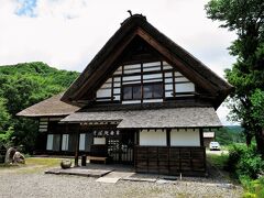 お腹が空きました。
ランチは、今回のミッション「各県の蕎麦を食べ歩く」に則り、『そば処・曲家』へお邪魔します。（店舗はバス停脇にあります）

建物は前沢集落にある古い曲家を移築して営業しています。どんなお蕎麦が食べれるのか楽しみです。

■そば処・曲家
・おいでよ！南会津
　http://www.aizu-concierge.com/map/spot/10347/
・食べログ
　https://tabelog.com/fukushima/A0707/A070701/7000945/