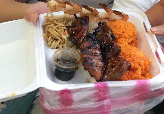 ボリューム満点なフィエスタプレート。<br /><br />バナナの春巻き ルンピアは1ドル。<br />串に刺さっていて食べ歩きできます。