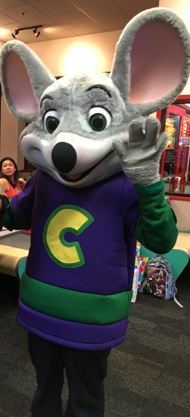 腹ごなしにチャッキーチーズに移動します。<br />チャッキーチーズは子供向けのゲームセンター。<br />ゲームだけもできるし食事とゲームをセットで楽しむこともできます。<br /><br /><br />チャッキーマウスが現れてダンスを子供たちと踊った後に景品のもらえるチケットをバラまき、それを皆が必死で拾います。<br />なんかすごい笑<br /><br />入口で親と子供両方にスタンプが押されて、外に出るときにチェックされて同じグループか確認しています。<br />子供だけで外に出たり他の大人と一緒に出られない仕組み。<br />セキュリティがしっかりしていて安心ですね。<br />