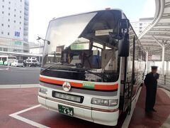 午前９時過ぎ。ＪＲ奈良駅前から奈良交通の定期観光バスに乗ります。
前日に法隆寺のコースでご一緒したご夫婦と再会したので軽くご挨拶。