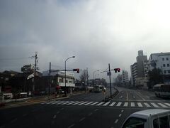 油阪の交差点を右折して近鉄奈良駅に続く坂を上って行きます。
昨日の雪の名残の黒い雲がまだ残っていました。