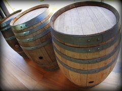 【アルゼンチン最大のワイナリー：Trapicheトラピチェ】

雰囲気を出す為か、関係ないところにたくさんの空樽が置かれています。