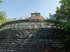 　奥嵯峨散策の最後は化野（あだしの）念仏寺。およそ1200年前に、弘法大師が、この地に五智山如来寺を創建したのが起源で、その後法然が念仏道場とし、現在は華西山東漸院念仏寺と称している。
　石のブロックを積み上げた丸い建物は仏舎利塔である。