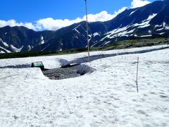 玉殿の霊泉を汲んで準備OK
室堂平広場、雪残ってますね･･･