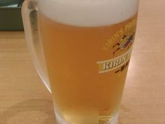 ちょっと一杯飲みたくなり、立ち飲み屋さんを見ると
大勢の人で賑わっていて入れそうにもなく（週末だものね）
近くのサイゼリヤでお疲れ様ビール&#9825;
ハァ～癒される・・・(*´Д｀)
夏のビールは何故こんなにも美味しいのだろう？？