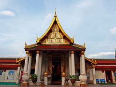 18時過ぎには戻ってこれたのでまだ明るいから、ピサヌロークの守護仏像があるWat Phra Sri Rattana Mahathatへ。
大きな寺院なのに境内を歩いている人が誰もいないのであれ？と思ったらちょうど読経の時刻らしく、物凄い声量が境内に響き渡っている。
