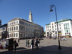 リガ旧市街の中心部、市庁舎前広場です。塔があるのがリガ市庁舎です。広場脇の駐車場に車を停めて、付近を観光しました。沢山の観光客がいました。