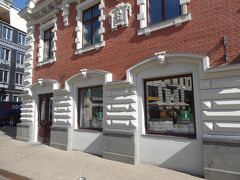 ブラックヘッド・ハウスの脇に観光案内所がありました。リガ観光に関する情報（パンフレットなど）を入手することができます。