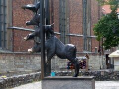 聖ヨハネ教会と聖ペテロ教会の間の広場に「ブレーメンの音楽隊の像」がありました。