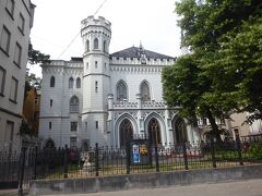 リガ大聖堂から東に100m程進むと、大きくはありませんが白色の見事な建物がありました。小ギルドホール(The Small Guild)で、1866年に建設されたネオゴシック様式の建造物です。さりげない場所にこのような美しい建物がありのもリガ旧市街の特長ではないかと思います。