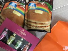 新しくなったJPスーパーストアでもお土産を。
店内はオシャレで見やすくなっていましたが、お値段は高めです。

パンケーキは１つ５ドル。
ボンボンは７ドル程。