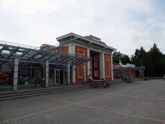 リガからA3号線を北東に50Kmほど走り、スイグルダの町にきました。ここはスイグルダ駅前広場です。美しい駅舎です。この駅舎に観光案内所があり、スイグルダ観光の情報を入手することができます。