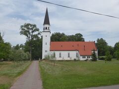 洞穴に向かう途中にスイグルダ教会（Sigulda Evangelic Lutheran Church）がありました。見かけは新しそうですが、15世紀に建てられた古い伝統ある教会です。