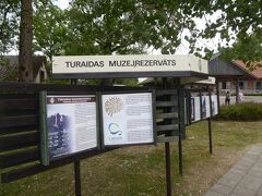 トゥライダ博物館保存地域（Turaida Museum Reserve）にはトゥライダ博物館とスイグルダ城があります。丘の上に広い駐車場がありましたので車を停めました。無料かな？と思っていたら物陰からおばさんが現れて、駐車料金（2 Euro)をしっかり徴収されました。これは保存地域の説明パネルです。ラトビア語と英語で説明が書かれていました。