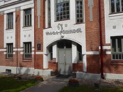 バルガの町の中心部にあった中世風の建造物です。博物館か公共施設かな、と思いましたが調べてみると学校（Valga Põhikool）であることが分かりました。1800年代の建造で、設備も古そうな感じです。博物館はこの建物の向かい側にありましたが、特徴のない建造物でしたので博物館とは気付きませんでした。