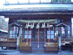 伊香保神社。
ここは石段街の丁度てっぺんに位置する神社です。 
ここは「貫前神社」、「赤城神社」と並んで
上野三ノ宮として親しまれてきた神社で、 
少彦名命という上野開拓の祖で、
医療・酒造りや温泉の神様を祀っています。 
