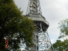 　これが予想以上のハードな登りで展望台まで３０分もかかりました。展望台はエッフェル塔を模して１８９１年に建てられたものです。