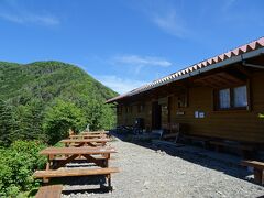 想定よりかなり早く2時間半程度で赤石小屋に到着！
既に1リットル以上消費していた水を補給しました。