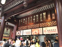 上海で一番有名な小籠包店と言われている「南翔饅頭店」。
お腹がいっぱいなので、残念ながら立ち寄りませんでした。