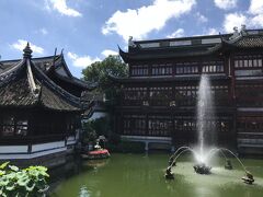 池の中心にある「湖心亭」。上海で最も古い茶楼だそう。
景観の良いフォトスポットでした。
