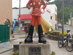 石巻駅１５：５２発、仙台行の列車で帰る予定ですが、
ちょっとだけ駅前をウロウロ。
００９の像がありました♪
サイボーグ００９がテレビ放送された頃、私は幼かったので
話の内容を全然覚えていないのですが、何だか怖かった思い出。
ストーリーなのかキャラクターが怖かったのかすらも
覚えていなくて、何せ手塚治虫と石ノ森章太郎がごっちゃに
なっていたくらい、あやふやでした・・・。
