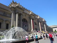 メトロポリタン美術館正面玄関、観光客が階段に座って混んでいるように見えますが、入場はスムーズでした。
